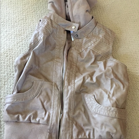 Vest - Picture 1 of 5